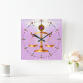 GOUDE SCHALEN VAN HET RECHT MET GEM STONES, rechts Vierkante Klok (Huis)