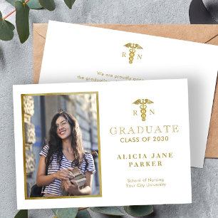 Goudelegante foto van afstuderen in de verpleegsch aankondiging