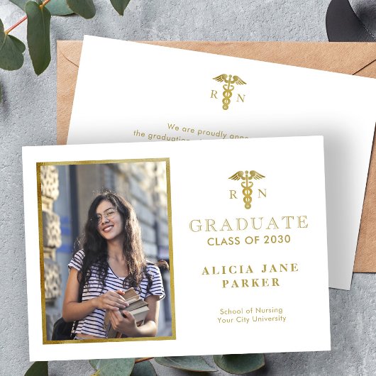 Goudelegante foto van afstuderen in de verpleegsch aankondiging