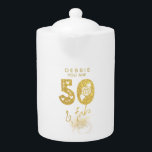 Gouden 50 en Fab theepot<br><div class="desc">50 en Fab decoratieve kalligrafie ontworpen in goud en faux glitter. Pas eenvoudig naam en bericht aan om een fantastisch verjaardagscadeau te maken en houd rekening met die speciale persoon.</div>