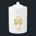 Gouden 50 en Fab theepot<br><div class="desc">50 en Fab decoratieve kalligrafie ontworpen in goud en faux glitter. Pas eenvoudig naam en bericht aan om een fantastisch verjaardagscadeau te maken en houd rekening met die speciale persoon.</div>