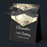 Gouden 70e verjaardagsfeestje 70's Disco Ball Bedankdoosjes<br><div class="desc">Verhoog je 70ste verjaardag met onze Gold 70th Birthday Party 70's Disco Ball Favor Box. Deze gunst box legt de essentie van het disco-tijdperk vast, waardoor het de perfecte keuze is voor een retro-thema bash of een evenement waar je een vleugje magie uit de jaren '70 wilt inblazen. In een...</div>