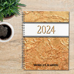 Gouden aangepaste naam 2024 planner<br><div class="desc">Deze stijlvolle Planner is versierd met een getextureerde gouden print. Pas het aan door de naam en het jaar te wijzigen.</div>