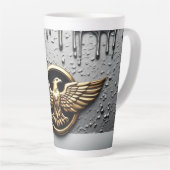 Gouden Adelaar Embleem Met Uitgespreide Vleugels Latte Mok (Rechterhoek)
