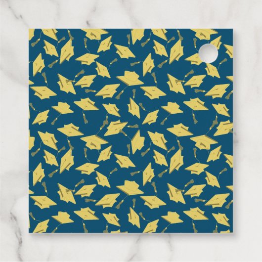 Gouden afstudeerdopjes gegooid op blauw gepersonal bedankjes labels (Achterkant)