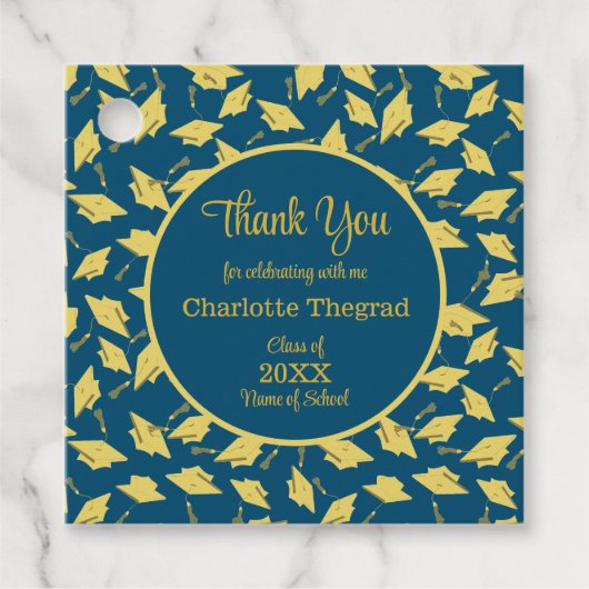 Gouden afstudeerdopjes gegooid op blauw gepersonal bedankjes labels (Voorkant)