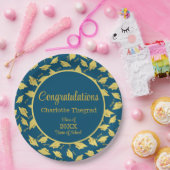 Gouden afstudeerdopjes gegooid op blauw gepersonal papieren bordje (Feest)