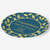 Gouden afstudeerdopjes gegooid op blauw gepersonal papieren bordje (Gekanteld)