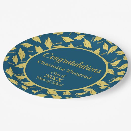 Gouden afstudeerdopjes gegooid op blauw gepersonal papieren bordje (Gekanteld)