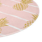 Gouden ananas, Gestreepte Zomerachtergrond. Snijplank (Hoek)