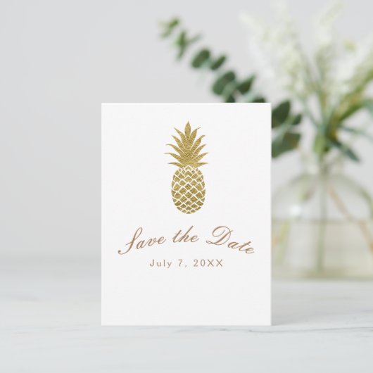 Gouden Ananas Wit Modern Tropisch Save the Date Aankondigingskaart (Staand voorkant)