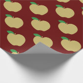 Gouden appel op rood cadeaupapier (Hoek)