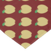 Gouden appel op rood tafelkleed (Gekanteld)