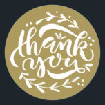 Gouden Bedankt Moderne Calligrafie Krans Ronde Sticker<br><div class="desc">Stuur gasten een bedankje met deze leuke gouden en witte sticker. Deze bevat witte moderne calligrafie 'dank je wel' met bladmotieven. Deze bedankje-scriptsticker is perfect voor bruiloften,  baby showers,  bruidsfeesten,  verjaardagsfeestjes en andere evenementen.</div>