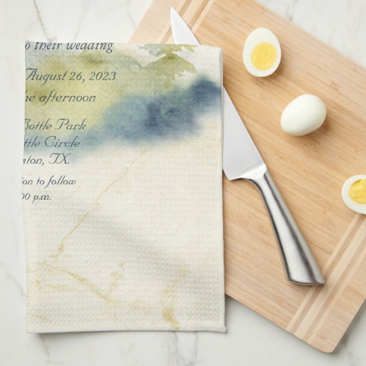 Gouden Berg Achtergrond Groene Blauwe Bomen Uitnod Theedoek (Quarter Fold)