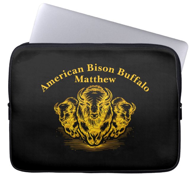 Gouden Bison Stampede in een Wild Prairie-omgeving Laptop Sleeve (Voorkant)