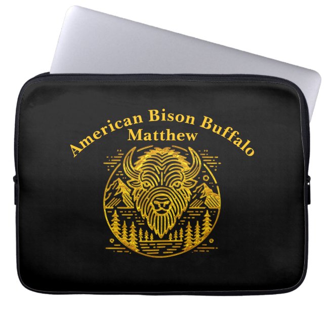 Gouden bizon te midden van bergen en bomen laptop sleeve (Voorkant)