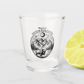 Gouden bizon zwervend onder een maanverlichte berg shot glas (Voorkant)
