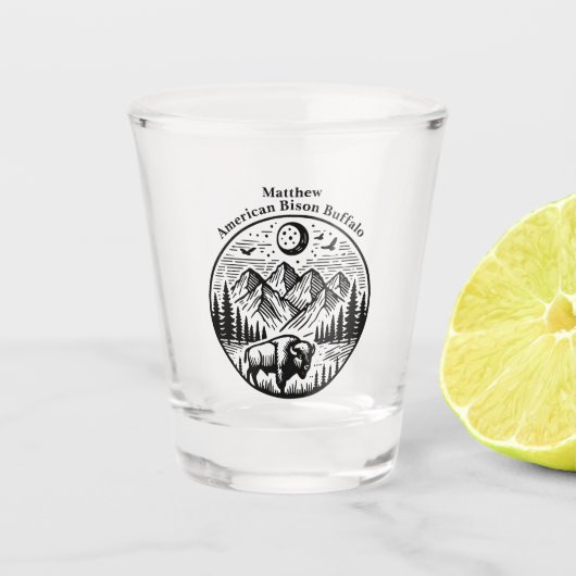 Gouden bizon zwervend onder een maanverlichte berg shot glas (Voorkant)