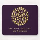 Gouden bladeren logo Paarse Gepersonaliseerde jouw Muismat<br><div class="desc">Elegante visitekaartjes voor massagestudio's,  massagetherapie,  spa's of wellnessprofessionals hebben een faux gouden folie rond arrangement van takken en bladeren,  Pas de voorkant aan met twee lijnen aangepaste tekst op een rijke paarse achtergrond met behulp van de sjabloon. Een chique ontwerp voor elke wellness-industrie of holistische gezondheidsgerelateerde beroepen</div>