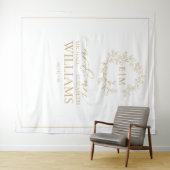 Gouden Bladerige Crest Monogram Trouwfoto Wandkleed (In Situ (horizontaal))