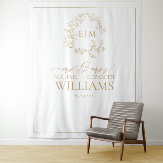 Gouden Bladerige Crest Monogram Trouwfoto Wandkleed (In situ)