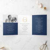 Gouden blauwe monogram krans toewijding bruiloft drieluik programma (Binnen)