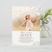 Gouden Bloemen Meisje Foto Verjaardag Uitnodiging (Staand voorkant)