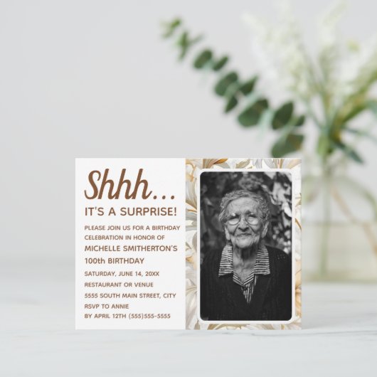 Gouden Bloemen Vrouwen 100ste Verrassing Verjaarda Uitnodiging Briefkaart (Staand voorkant)