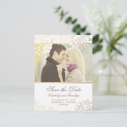 Gouden Bloemen Witte Foto Bewaar de Datum Aankondigingskaart (Staand voorkant)