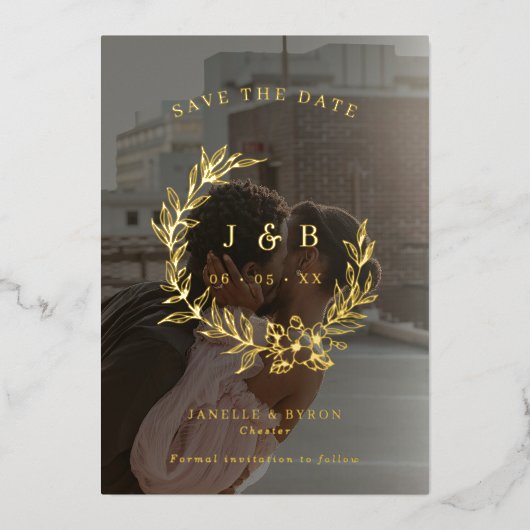 Gouden bloemenkrans monogram foto Save the Date Folie Uitnodiging (Voorkant)