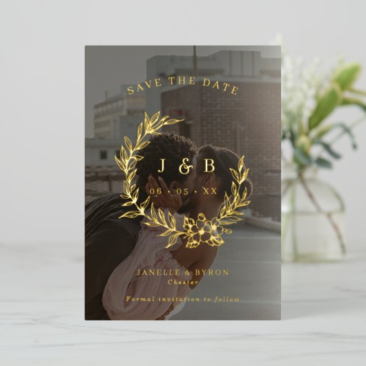 Gouden bloemenkrans monogram foto Save the Date Folie Uitnodiging (Staand Voorkant)