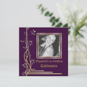 Gouden bloemenrand op paarse verjaardagsuitnodigin kaart (Staand voorkant)