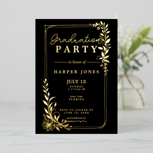 Gouden bloemensierlijke Afstuderen Klasse van 2025 Folie Uitnodiging (Staand Voorkant)
