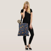 Gouden Bloemmotief Botanisch Ontwerp Tote Bag (Op model)