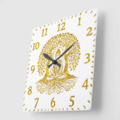 Gouden Boeddha mediteert tussen de bomen Vierkante Klok (Hoek)