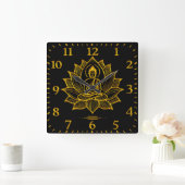 Gouden Boeddha te midden van bloeiende lotusbloeme Vierkante Klok (Huis)