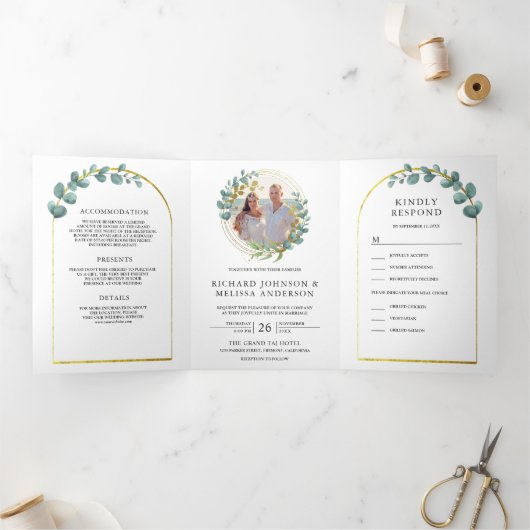 Gouden boog rustieke eucalyptus foto krans bruilof drieluik uitnodiging (Binnen)