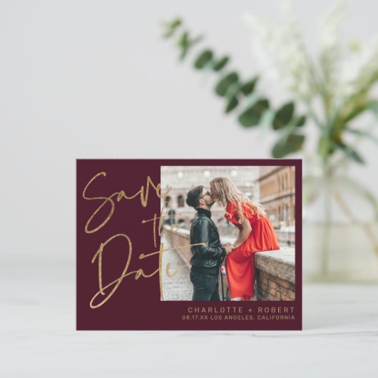 Gouden bordeaux script foto bruiloft save the date aankondigingskaart (Staand voorkant)