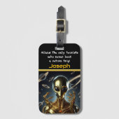 Gouden buitenaardse figuur tussen kosmische ringen bagagelabel (Voorkant (verticaal))