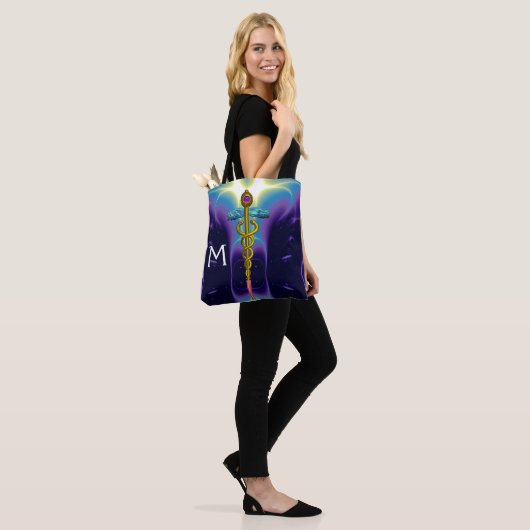GOUDEN CADUCEUS MEDISCH SYMBOOL MONOGRAM, Paarse B Tote Bag (Op model)