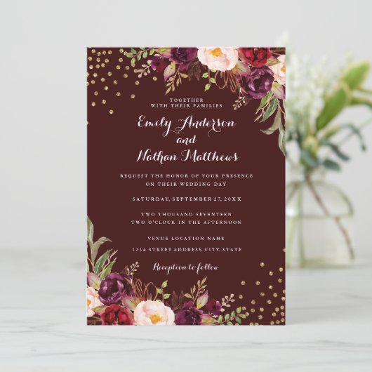 Gouden Confetti Bourgondië Floral bruiloft uitnodi Kaart (Staand voorkant)