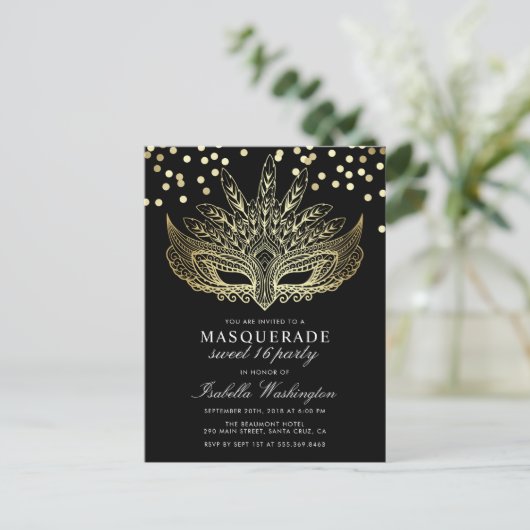 Gouden Confetti Masquerade Sweet 16 Party Uitnodiging Briefkaart (Staand voorkant)