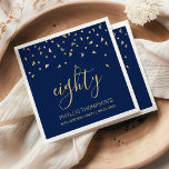 Gouden Confetti op Navy Blue 80th Birthday Party Servet<br><div class="desc">Help hen hun 80e verjaardag in stijl te vieren met dit eenvoudige maar elegante ontwerp, met faux gold driehoekige confetti die op het woord "tachtig" in stijlvol gouden handschriftlettertype op een marineblauwe achtergrond zit. Personaliseer het met de naam van de honoree in gouden schreefloos lettertype, samen met de gelegenheid en...</div>