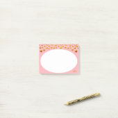 Gouden confetti op roze post-it® notes (Op bureau)