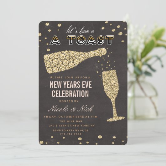 Gouden Diamant Wijnglas Nieuwjaar Eve Uitnodiging (Staand voorkant)