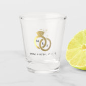 Gouden Diamanten Ring Paar Monogram Bruiloft Shot Glas (Voorkant)