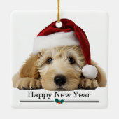 Gouden Doodle-hond met Kerstmannenhoed Kerstmis Keramisch Ornament (Achterkant)