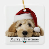 Gouden Doodle-hond met Kerstmannenhoed Kerstmis Keramisch Ornament (Voorkant)