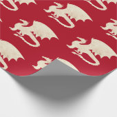 Gouden draak op donkerrood cadeaupapier (Hoek)